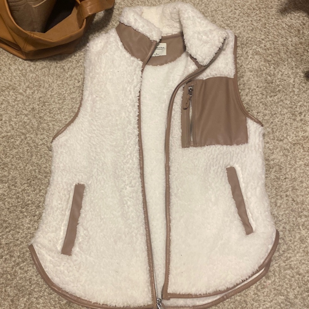 Worn twice. Size S Abercrombie Sherpa Vest